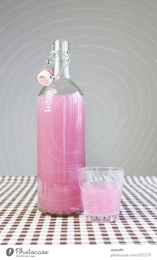 drink pink and you feel pink Getränk trinken Erfrischungsgetränk Limonade rosa Flasche Glas durstig süß Stillleben Farbfoto Innenaufnahme Studioaufnahme