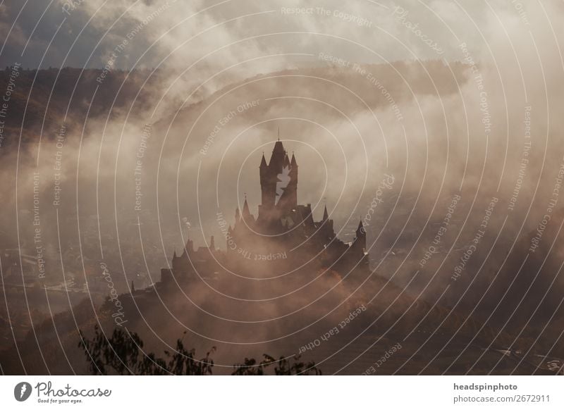 Reichsburg in Cochem mit Nebel bei Sonnenaufgang Landschaft Wolken Herbst Gipfel Deutschland Burg oder Schloss Ruine Sehenswürdigkeit Wahrzeichen Denkmal dunkel