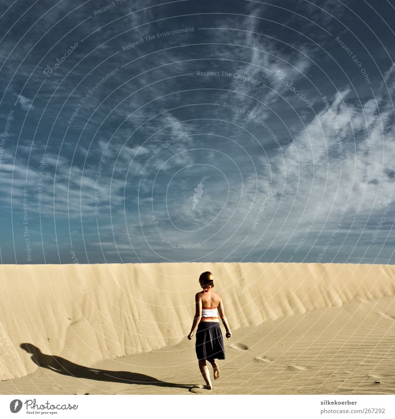 Düne Ferien & Urlaub & Reisen Sommer Sonne feminin Junge Frau Jugendliche 1 Mensch 18-30 Jahre Erwachsene Sand Himmel Wolken Schönes Wetter Wüste gehen laufen