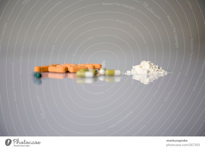 siege mit substanz Doping Dopingkontrolle Kapsel Pulver Kokain Textfreiraum unten Vor hellem Hintergrund Studioaufnahme Freisteller Textfreiraum oben