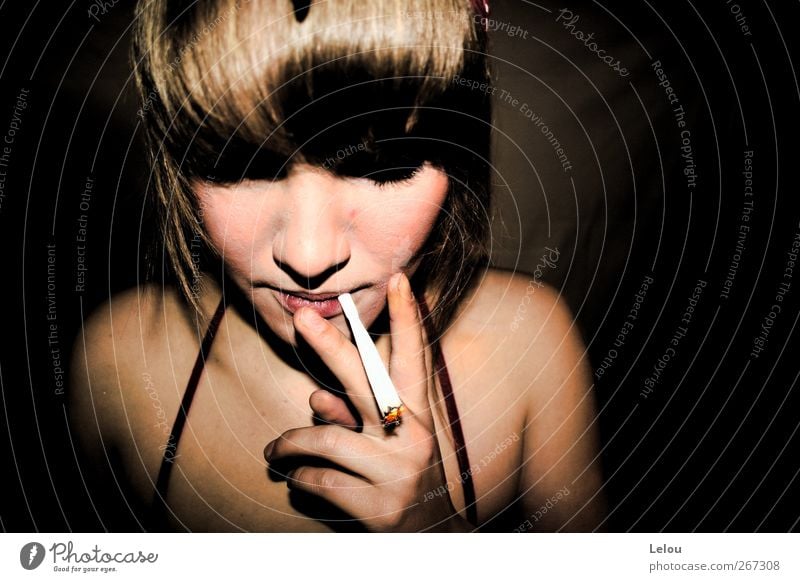Du musst rauchen. Rauchen feminin Kopf 1 Mensch 18-30 Jahre Jugendliche Erwachsene Zeit Zufriedenheit Farbfoto Innenaufnahme Kunstlicht Blick nach unten