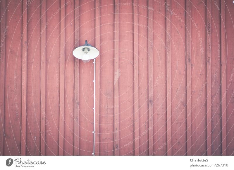 Ljus II. Kabel Lampe Glühbirne glühen Holzhaus Holzbrett Mauer Wand Fassade leuchten streichen rot Vignettierung flach Laterne Holzleiste Heftklammerer Schweden