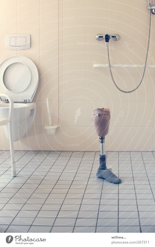 Was blieb. Die Erinnerung und eine Beinprothese. Mobilität Behindertengerecht Prothese Pflegeheim Toilette Fliesen u. Kacheln pflegebedürftig Seniorenheim