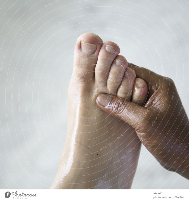 Massage schön Körperpflege Pediküre Kosmetik Arbeitsplatz Haut Hand Finger Fuß 2 Mensch Arbeit & Erwerbstätigkeit gebrauchen berühren machen authentisch einfach