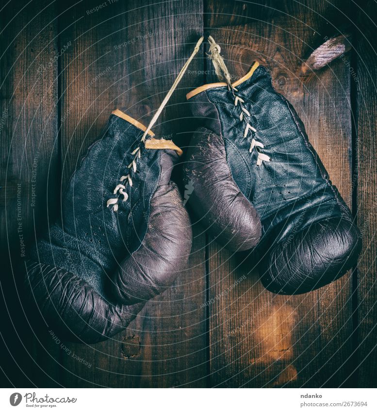 Paar sehr alte braune Boxhandschuhe Lifestyle Fitness Sport Leder Handschuhe Holz Schutz Konkurrenz Boxsport Hintergrund erhängen Schnur Konsistenz abgenutzt