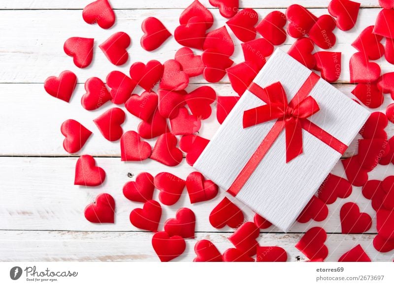 Rote Herzen und Geschenkbox auf weißem Holzgrund. Muster rot Hintergrund neutral Liebe Valentinstag Romantik Ferien & Urlaub & Reisen Feste & Feiern Feiertag