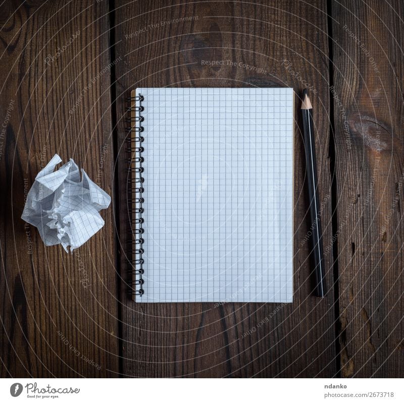 offenes Notizbuch mit weißen Blättern Tisch Schule lernen Büro Business Buch Papier Holz schreiben braun schwarz Bleistift Hintergrund blanko Checkliste Entwurf