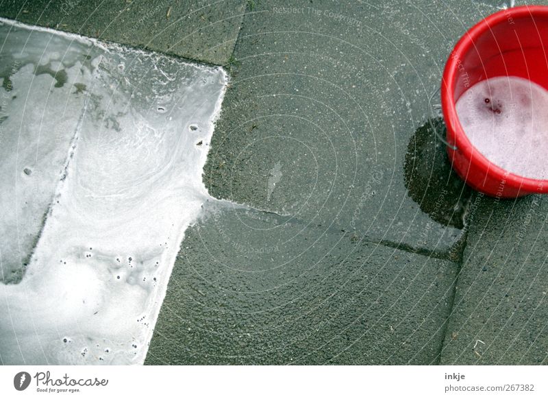 Auf time.s Veranda Häusliches Leben Dienstleistungsgewerbe Menschenleer Terrasse Betonplatte Bodenplatten Eimer Schaum Wischwasser Reinigungsmittel nass