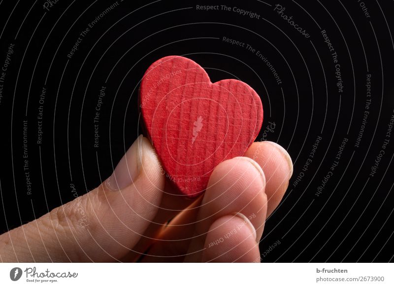 Ein Herz zu verschenken! Finger Spielzeug Holz wählen festhalten dunkel rot schwarz Sympathie Freundschaft Liebe Verliebtheit Romantik Glaube Religion & Glaube