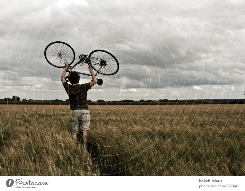 Fahrradtour sportlich Fitness Freizeit & Hobby Mensch Junger Mann Jugendliche Erwachsene 1 Himmel Wolken Feld T-Shirt heben tragen Kraft Farbfoto Außenaufnahme