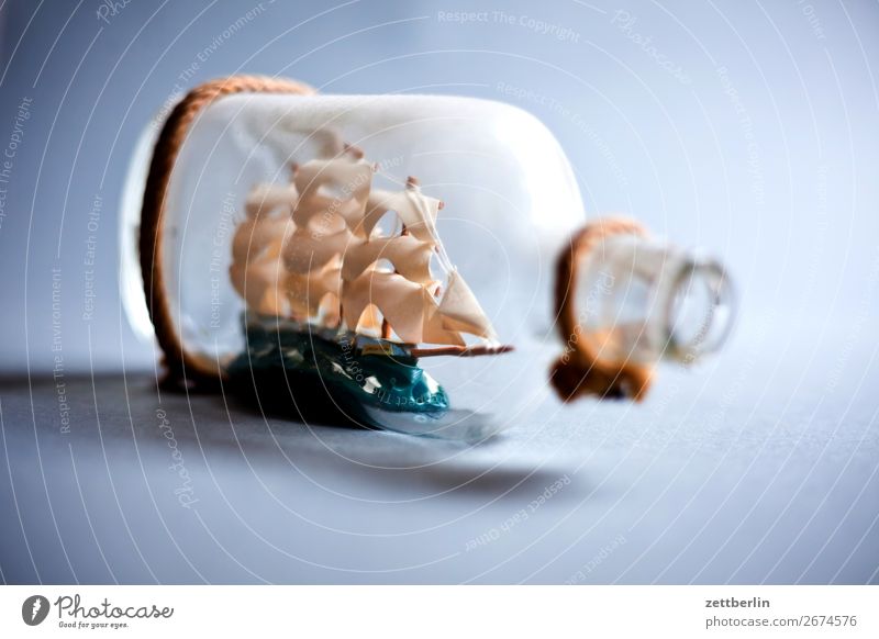 Flaschenschiff dreimaster Flotte Glas Glasflasche Raum maritim Menschenleer Pirat Kriegsschiffe Wasserfahrzeug Segelschiff Segelboot Segeljacht Souvenir