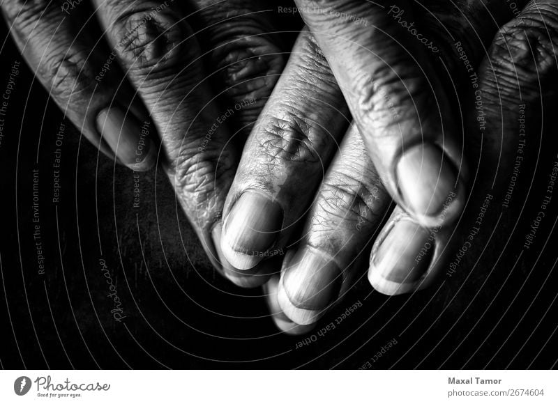 Die Finger der Frau bei Dunkelheit schön Körper Haut Mensch Erwachsene Hand alt dunkel natürlich stark schwarz Kraft angriffslustig Hintergrund Pflege Kaukasier