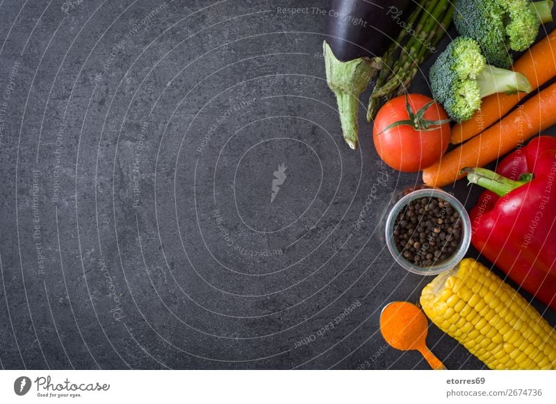 Gesunde Ernährung.Lebensmittel Ernährung.Gemüse auf schwarzem Stein. mediterran Diät Gesundheit Foodfotografie Fisch Getreide Nuss Schraubenmutter Oliven Erdöl