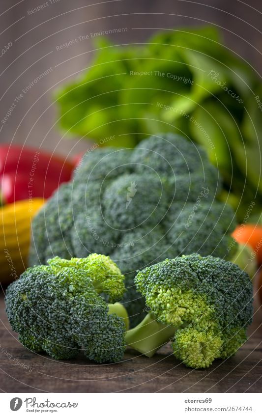Gesunde grüne grüne Bio-Rohbrokkoli-Blüten und anderes Gemüse Brokkoli Gesundheit Gesunde Ernährung roh Röschen frisch Lebensmittel Foodfotografie