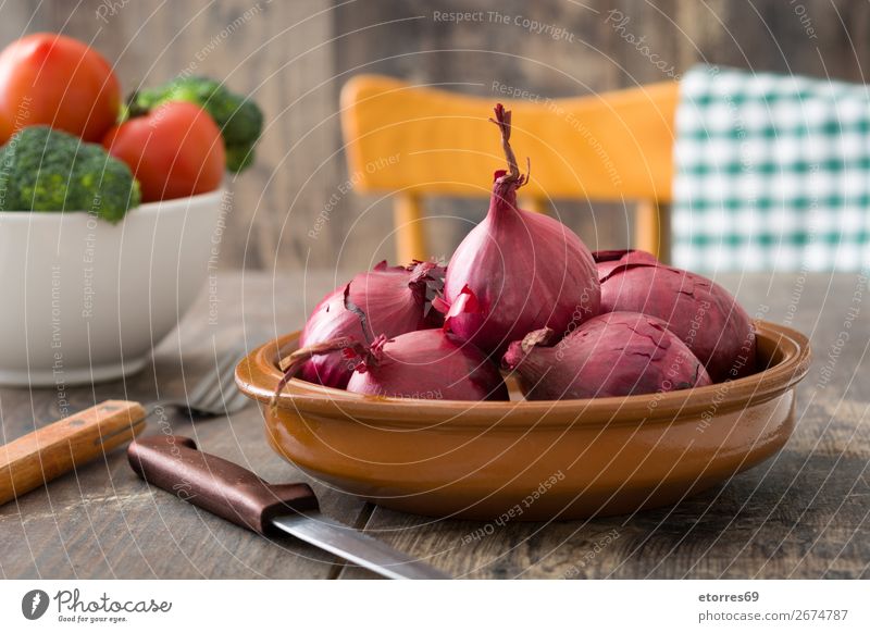 rote Zwiebeln auf rustikalem Holz Gemüse Lebensmittel Gesunde Ernährung Foodfotografie Gesundheit Salatbeilage organisch Natur natürlich Diät Vegane Ernährung