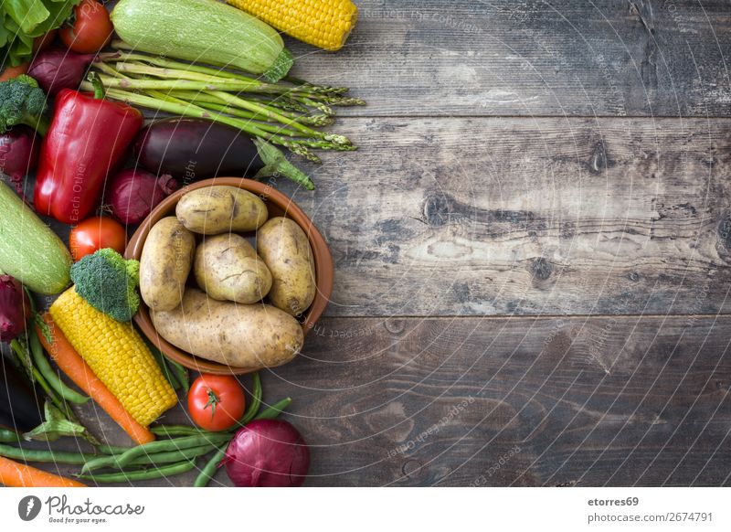 Gemüse und Obst auf Holz Lebensmittel Gesunde Ernährung Foodfotografie Frucht Vegetarische Ernährung Diät Gesundheit mehrfarbig gelb grün rot Zucchini Tomate