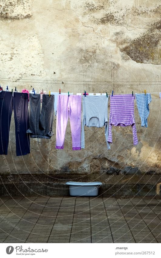 Wäsche Häusliches Leben Mauer Wand Bekleidung Wäscheleine Schalen & Schüsseln festhalten Reinigen Sauberkeit Ordnung aufhängen Waschtag Farbfoto Außenaufnahme