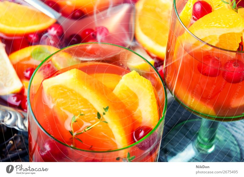 Sangria in Gläsern Alkohol Bowle trinken Weinglas orange Glas Frucht Preiselbeeren kalt Getränk Saft Cocktail frisch Sommer Erfrischung süß Zitrone