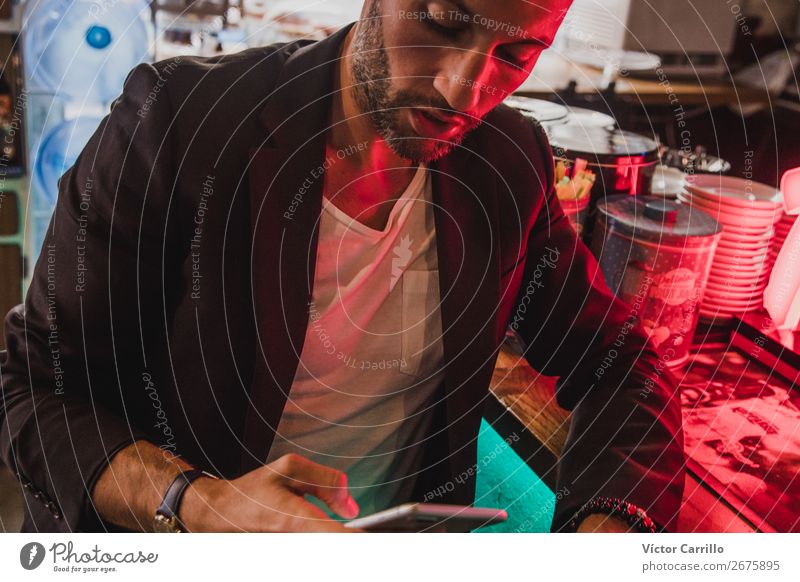 Ein junger Mann in einem städtischen Café. Lifestyle elegant Stil Freude Handy Technik & Technologie Internet Mensch maskulin 1 18-30 Jahre Jugendliche
