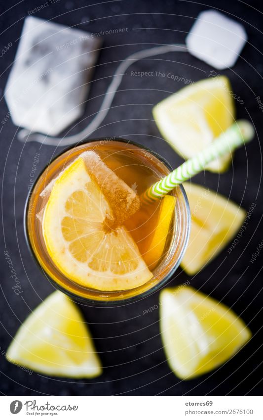 Traditioneller Eistee mit Zitrone und Eis im hohen Glas Tee Getränk Sommer Lebensmittel Gesunde Ernährung Foodfotografie kalt Saft frisch Minze orange Frucht