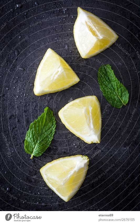 Frische reife Zitronen auf dunklem Stein Frucht gelb Gesundheit Gesunde Ernährung Gemüse Lebensmittel Foodfotografie Scheibe grün frisch Saft saftig natürlich