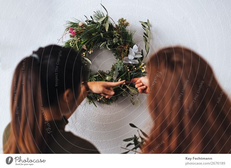 zwei Frauen bereiten Weihnachtsschmuck vor Business Unternehmer Blumen Pflanzen Kleinunternehmen arbeiten Ordnung Ast Kaukasier Weihnachten Klient Schneiden