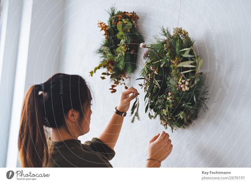 Frau bereitet Weihnachtsschmuck vor Business Unternehmer Blumen Pflanzen Kleinunternehmen arbeiten Ordnung asiatisch Ast Kaukasier Weihnachten Klient Schneiden