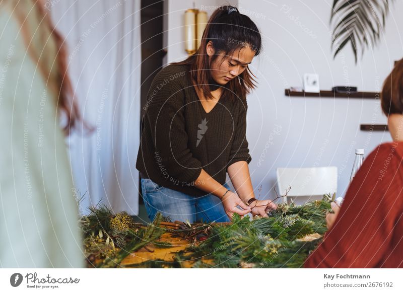 Frau bereitet Weihnachtsschmuck vor Business Unternehmer Blumen Pflanzen Kleinunternehmen arbeiten Ordnung asiatisch Ast Kaukasier Weihnachten Klient Schneiden