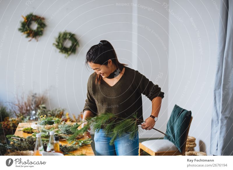 Frauen bereiten Weihnachtsschmuck vor Business Unternehmer Blumen Pflanzen Kleinunternehmen arbeiten Adventskranz Ordnung asiatisch Ast Kaukasier Weihnachten
