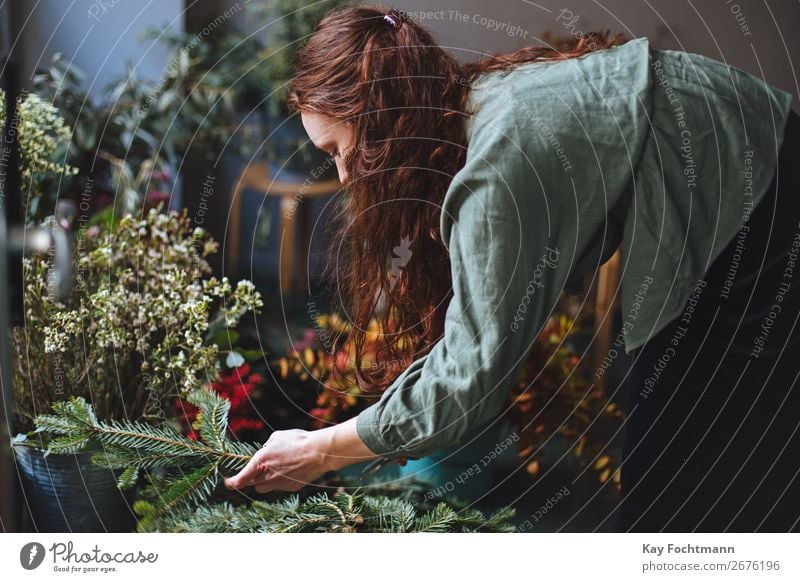 Frau bereitet Weihnachtsschmuck vor Business Unternehmer Blumen Pflanzen Kleinunternehmen arbeiten Ordnung Ast Kaukasier Weihnachten Klient Schneiden