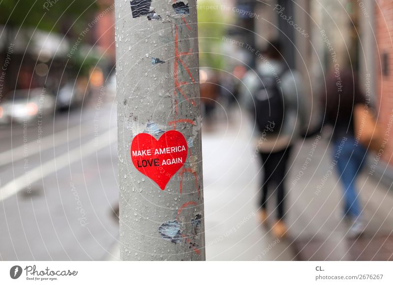 make america love again Mensch Paar 2 New York City USA Stadt Verkehrswege Fußgänger Straße Wege & Pfade Zeichen Schriftzeichen Herz Gefühle Mitgefühl gehorsam