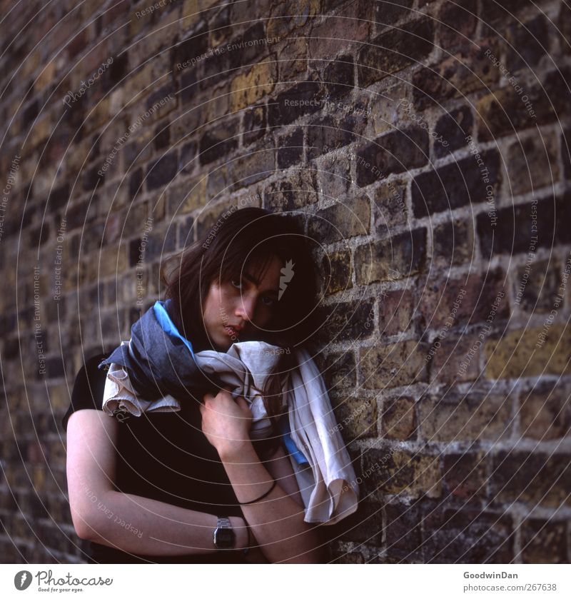 Eins noch. Mensch feminin 1 London Stadt Mauer Wand Fassade stehen warten authentisch schön kalt Stimmung Farbfoto Außenaufnahme Tag Licht