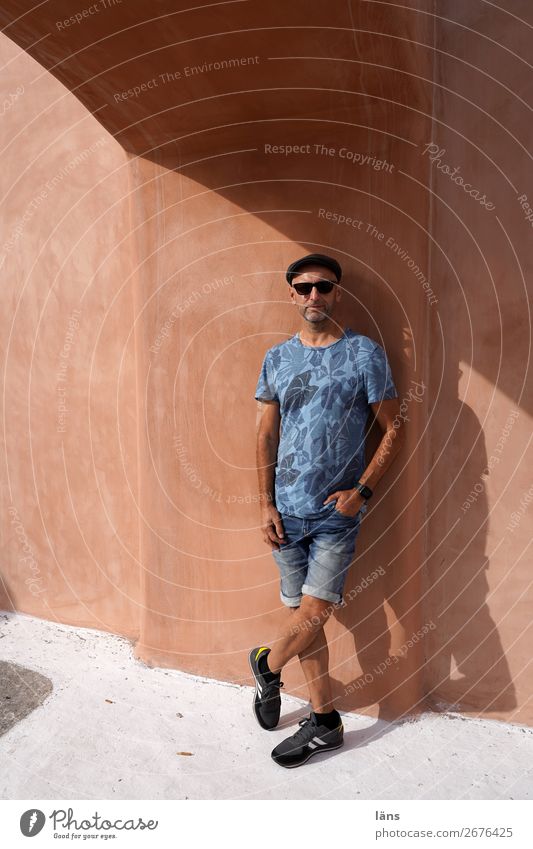 Standpunkt Mann lässig Santorin Mensch Wand stehen anlehnen Erwachsene gutaussehend Lifestyle attraktiv Großstadt Außenaufnahme Stil Typ