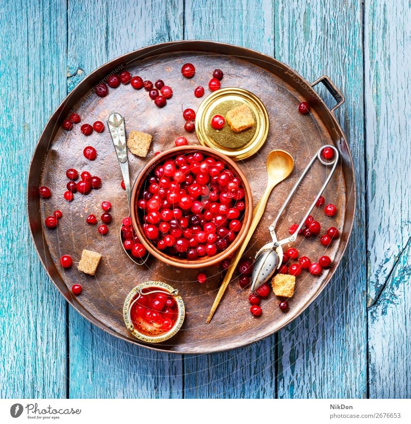 Beeren von Preiselbeeren für Tee Bestandteil Lebensmittel rot Frucht frisch reif saftig organisch Gesundheit Vitamin Herbst Vegetarier Haufen Zucker roh Tablett