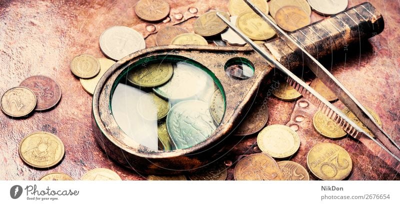 Alte Münzen, Numismatik Geldmünzen Lupe alt gold Währung Metall Finanzen Hintergrund Bank Silber Bargeld Antiquität Banking reich antik retro altehrwürdig