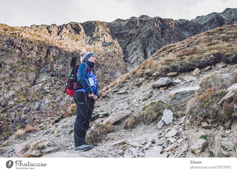 Junge Frau beim Aufstieg auf den Gipfel Freizeit & Hobby Ferien & Urlaub & Reisen Expedition wandern Klettern Bergsteigen Jugendliche 18-30 Jahre Erwachsene