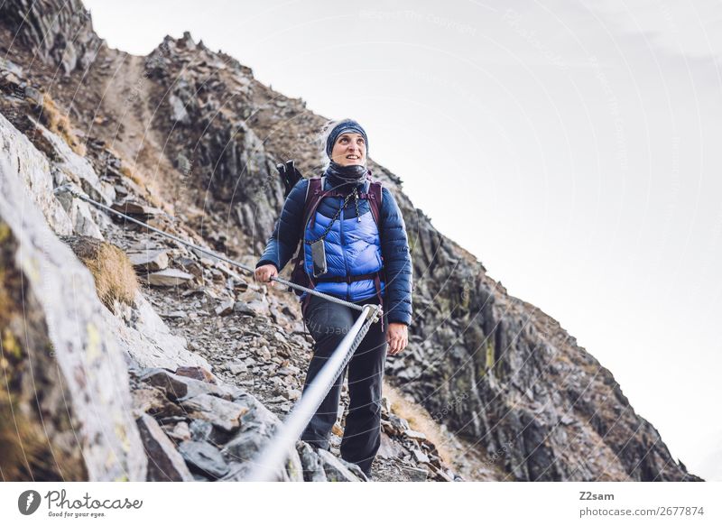 Junge Frau auf Alpenüberquerung Freizeit & Hobby Ferien & Urlaub & Reisen Expedition Berge u. Gebirge wandern Klettern Bergsteigen Jugendliche 30-45 Jahre