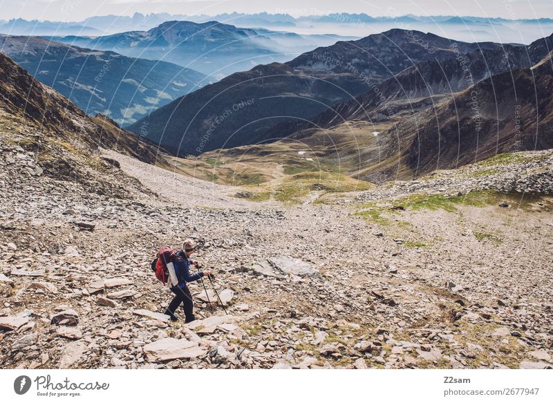 Abstieg vom Hirzer | Südtirol Ferien & Urlaub & Reisen Freiheit Expedition wandern Klettern Bergsteigen Junge Frau Jugendliche Natur Landschaft Sommer Felsen