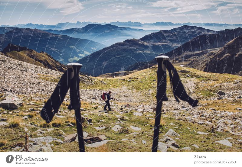 Junge Frau beim Abstieg vom Hirzer Ferien & Urlaub & Reisen Expedition Sommer wandern Klettern Bergsteigen Jugendliche Natur Landschaft Himmel Alpen