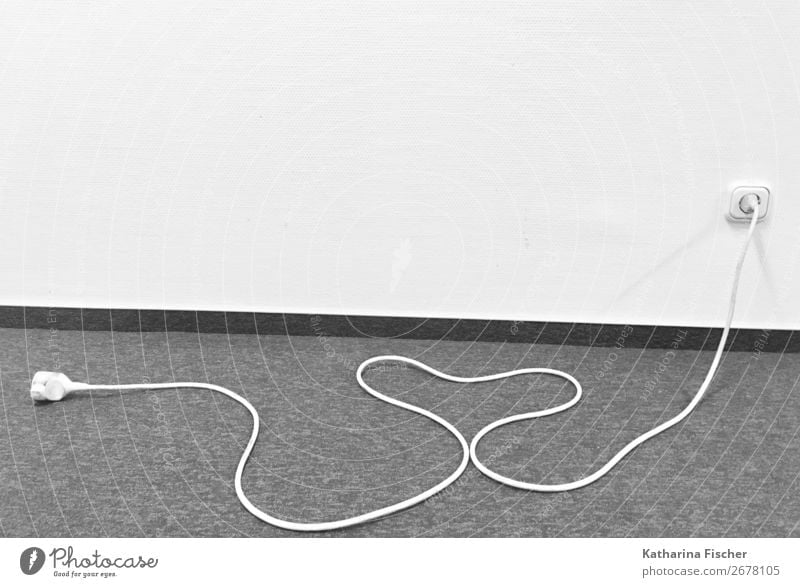 Stromkabel mit Herz Kabel Zeichen grau schwarz weiß Liebe Elektrizität Steckdose Verlängerung Verbindungstechnik Leitung Wand Boden Flur Kreativität Idee Kunst