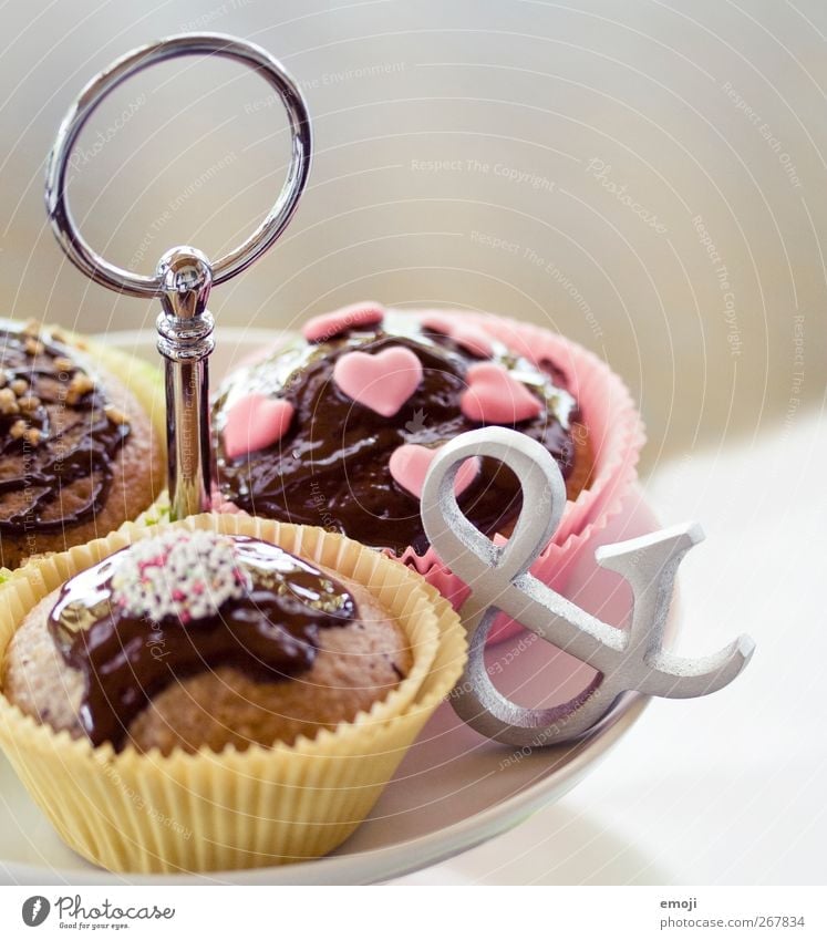 na und? Kuchen Süßwaren Schokolade Ernährung Fingerfood Etagere lecker ungesund Muffin Zeichen Kalorie Kalorienreich süß Farbfoto Innenaufnahme Nahaufnahme