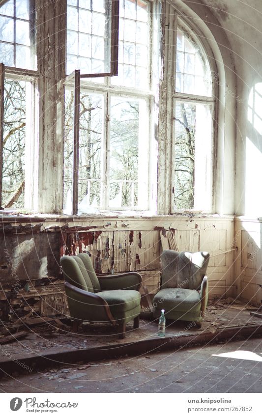 fensterplatz Innenarchitektur Möbel Sessel Raum Ruine Fenster alt außergewöhnlich dreckig kaputt Verfall Vergangenheit Vergänglichkeit Einsamkeit Farbfoto
