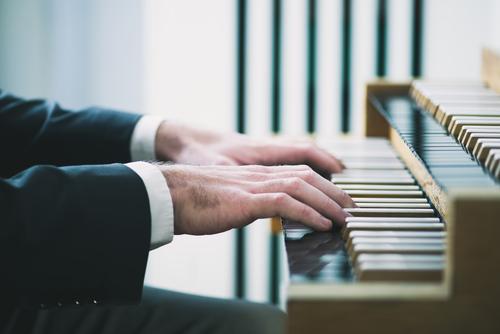 Organist Freizeit & Hobby Spielen Mensch maskulin Junger Mann Jugendliche Erwachsene Leben Hand Finger 1 Kunst Künstler Kultur Musik Musik hören Konzert