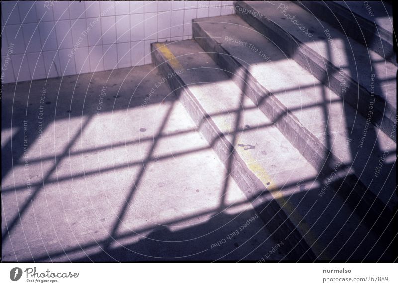 Treppe Lifestyle Umwelt Stadt Bauwerk Mauer Wand Bahnhof entdecken ästhetisch eckig trashig trist Surrealismus Symmetrie Tunnel Fliesen u. Kacheln Unterführung