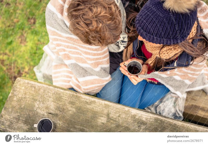 Junges Paar unter der Decke bei einem heißen Getränk an einem kalten Tag Kaffee Tee Lifestyle Glück Winter Berge u. Gebirge Tisch Frau Erwachsene Mann Hand