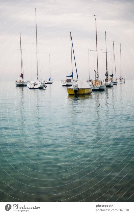 Windstille See ruhig Wasser Segelboot Diagonale Mast türkis Pause Farbfoto Außenaufnahme Textfreiraum unten Tag Reflexion & Spiegelung Zentralperspektive