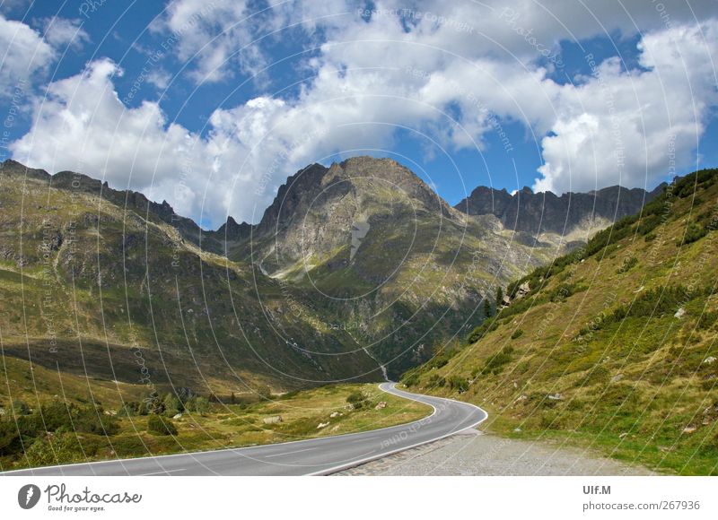 der Weg I Umwelt Natur Landschaft Urelemente Himmel Wolken Sommer Klima Schönes Wetter Sträucher Alpen Berge u. Gebirge Gipfel Verkehrswege Straße Hochstraße