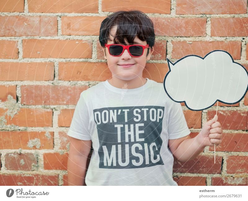 Kind mit Sprechblase und Sonnenbrille auf der Straße aktiv Inserat ankündigen Hintergrund Junge Schaumblase heiter Kindheit Cloud Comic Kommunizieren Mitteilung