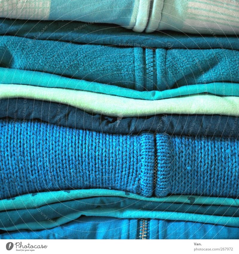 Blau, ja blau sind alle meine Kleider... Mode Bekleidung T-Shirt Pullover Jacke Stoff Reißverschluss weiß türkis hell-blau Farbfoto mehrfarbig Innenaufnahme