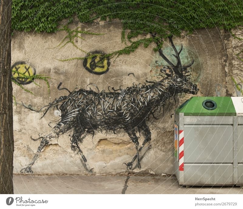 neugierig Stadt Mauer Wand Metall Graffiti ästhetisch außergewöhnlich grau grün Recyclingcontainer Glascontainer Hirsche Kunst musisch Efeu Farbfoto